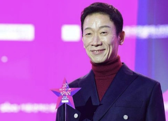‘54세’ <b>정석용</b>, 늦깎이 새신랑 됐다…아내는 ‘이영애 닮은’ 음악감...