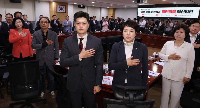 지난 19일 서울 여의도 국회 의원회관에서 당의 혁신을 바라는 의원모임 주최로 열린 ‘대선 패배 후 민심과 국민의힘 혁신방안’ 토론회에 앞서 김용태 국민의힘 비상대책위원장(앞줄 왼쪽 네번째)과 참석한 의원들이 국기