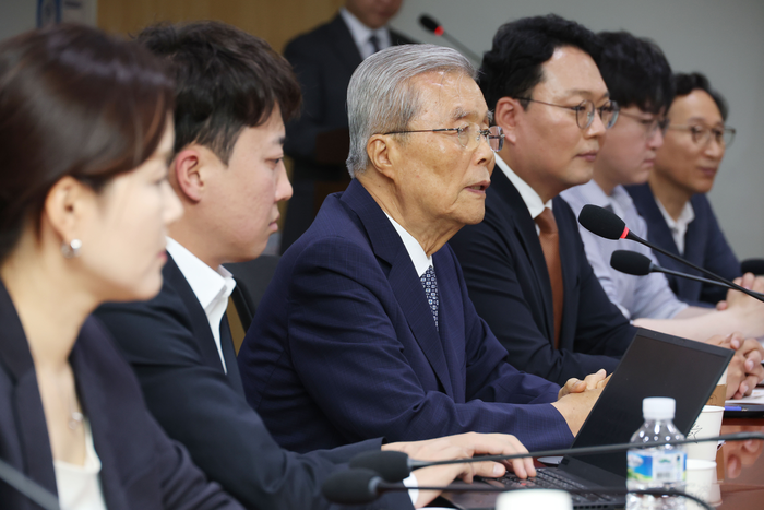 김종인 개혁신당 전 상임고문이  23일 오후 서울 여의도 국회 의원회관에서 열린 대선 평가 세미나에서 이준석 의원에 대한 비호감도를 낮춰야 한다고 조언하고 있다. <뉴스1>