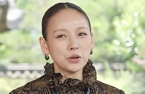 Lee Hyori with slicked-back hairstyle on You Quiz on the Block 2025