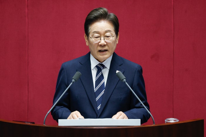 [속보] 李<b>대통령</b> “<b>경제</b>는 <b>타이밍</b>…정부가 위기 방관할 순 없어”