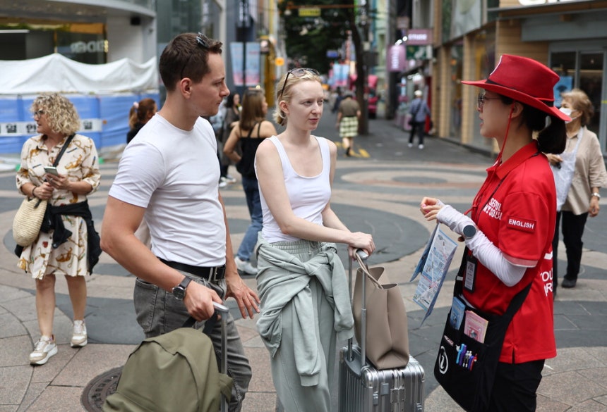 서울 중구 명동을 방문한 외국인 관광객들이 26일 관광 안내 도우미에게 도움을 받고 있다. 연합뉴스
