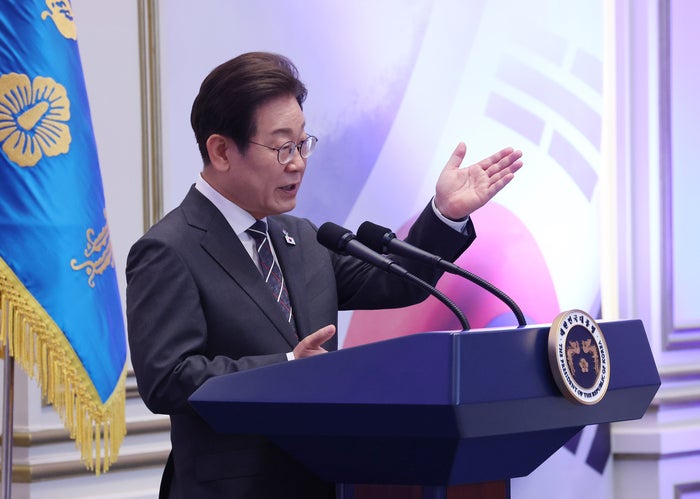 李대통령, <b>연평해전</b>·<b>천안함</b> <b>유족</b> 靑오찬 <b>초청</b>…“희생에 최고 예우”