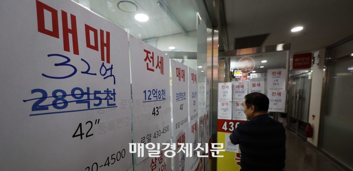 “지금 팔면 손해, 차라리 위약금을”...매물 거둬들이는 집주인들