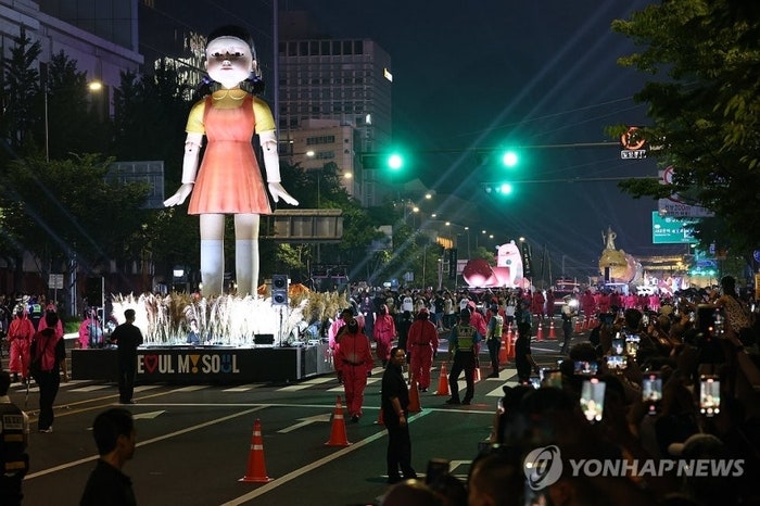 도심 한복판에 나타난 초대형 영희...‘오겜3’ 이정재 “진짜 피날레”