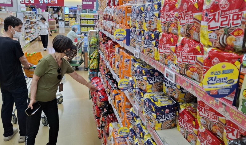 고등어 16%·라면 7%·마늘 25% … 밥상 단골품목 다 올랐다