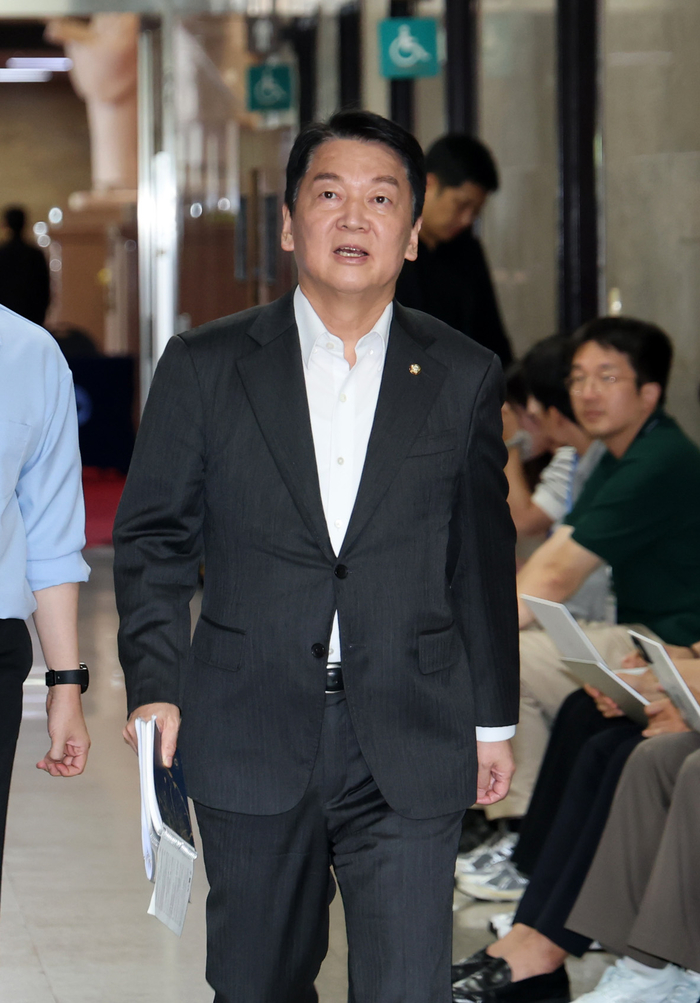 국민의힘 혁신위원장으로 내정된 안철수 의원이 지난 2일 오후 송언석 비상대책위원장 겸 원내대표를 만나기 위해 국회 본청 원내 대표실로 향하고 있다. [공동취재]