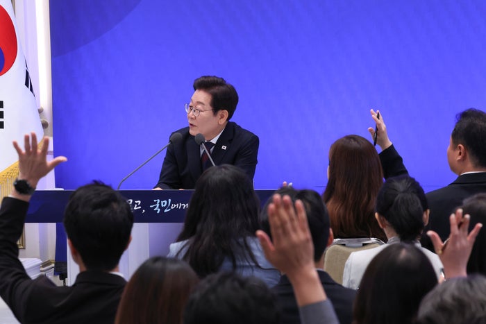 [속보] 李<b>대통령</b> “<b>감사원 기능</b>, 지금이라도 국회로 넘기고 싶다”