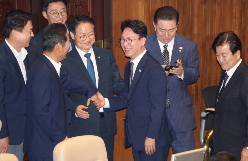 <b>김민석</b> "경제난 극복할 새벽 <b>총리</b> 되겠다"