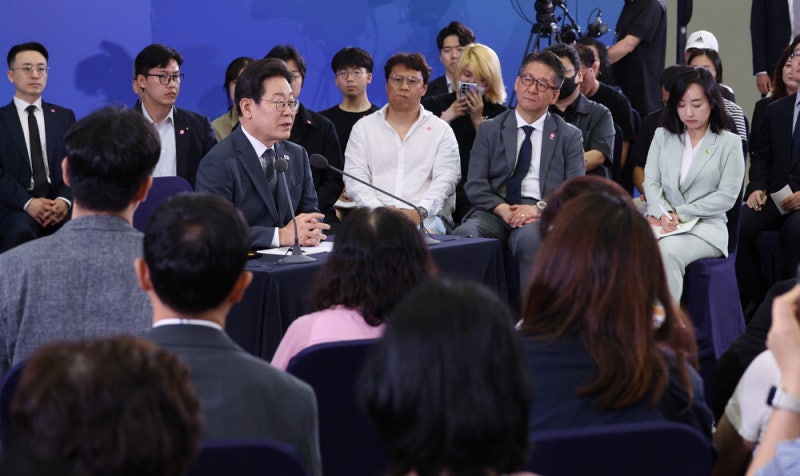 소액빚 탕감 논란에 … 李 "인도적 접근 필요"