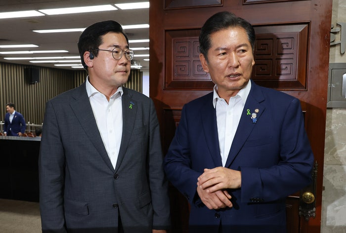 정청래 32%·<b>박찬대</b> 28%…민주당 당대표 후보 투톱 ‘팽팽’