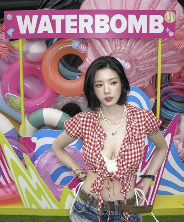 <b>권은비</b>, <b>워터밤</b> 찢은 ‘파격 의상’