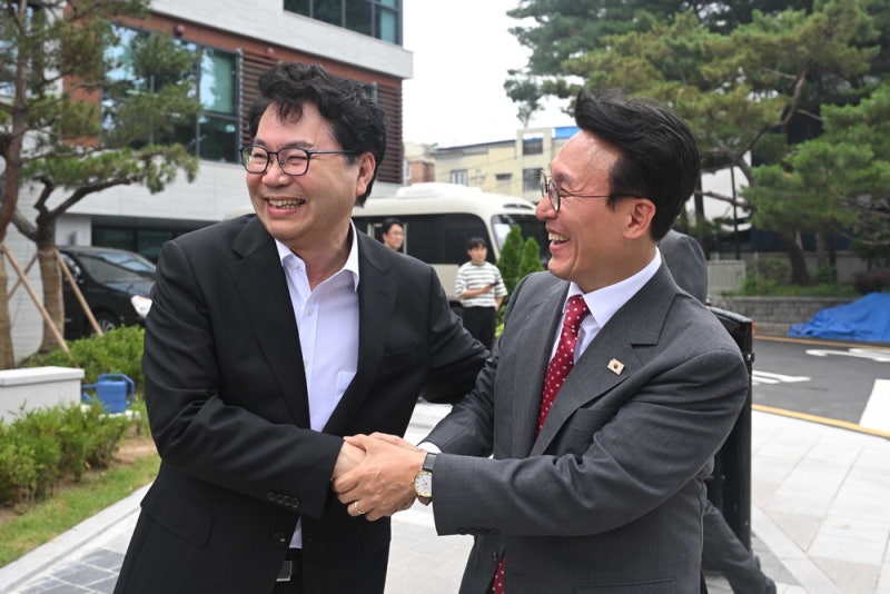 [포토] 활짝 웃는 김민석 총리와 이한주 위원장