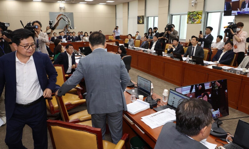 與, 방송3법도 속도전 … 野 "방송장악" 강력 반발