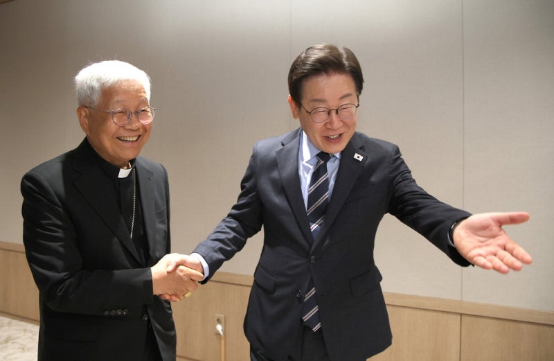 [포토] 유흥식 추기경 만난 李