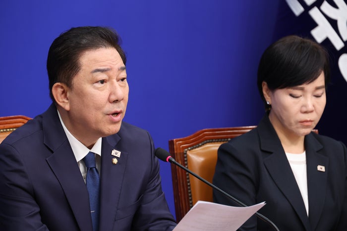 <b>김병기</b> “내란수괴 있어야 할 곳은 <b>감옥</b>…1분의 자유도 허용 안 돼”
