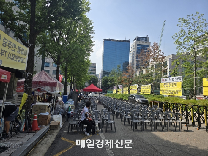  9일 윤석열 전 대통령의 영장실질심사를 앞두고 서초동 서울중앙지방법원 앞에서 윤 전 대통령의 지지세력이 집회 준비를 하고 있다. [양세호 기자]