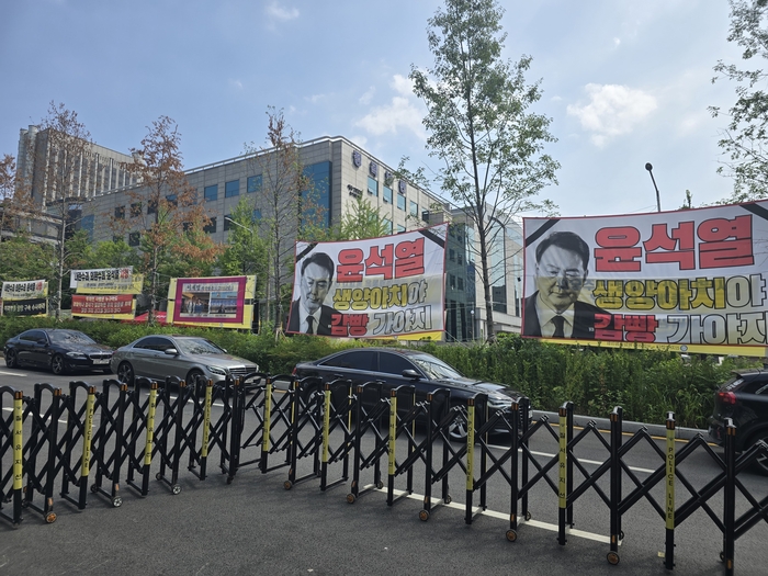  9일 윤석열 전 대통령의 영장실질심사를 앞두고 서초동 서울중앙지방법원 앞에서 윤 전 대통령의 규탄세력이 집회 준비를 하고 있다. [양세호 기자]
