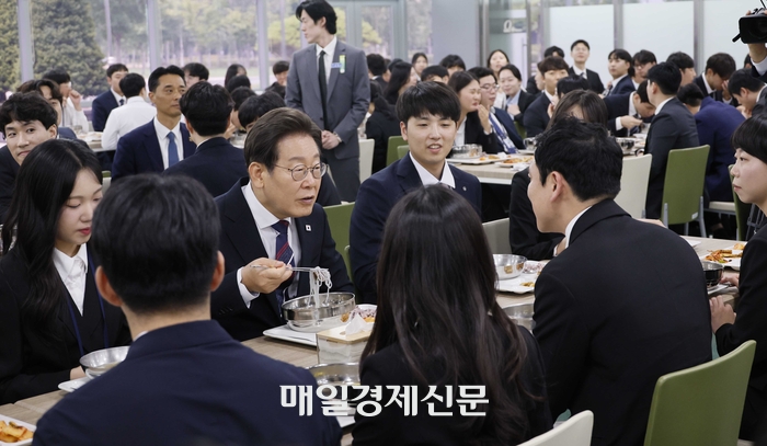 이재명 대통령이 14일 충북 진천군 국가공무원인재개발원 진천캠퍼스에서 열린 5급 공채 합격자 대상 신임관리자특강을 마친 뒤 교육생들과 구내식당에서 오찬을 하고 있다. 2025.07.14. 대통령실사진기자단 매일경제