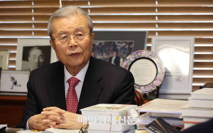 <b>김종인</b> “美<b>특사</b>, 가도 안가도 그만…여권 반대기류 유치”