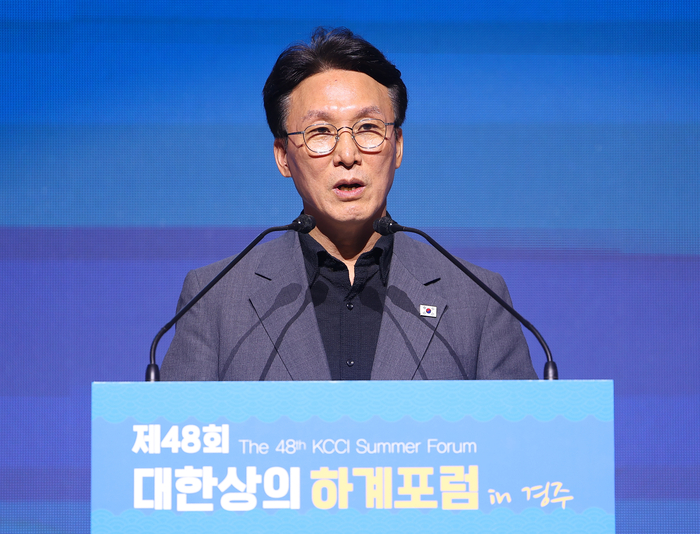 김민석 국무총리가 16일 경북 경주시 라한셀렉트 호텔에서 열린 제48회 대한상공회의소 하계포럼에 참석해 기조연설을 하고 있다. [사진 출처 = 연합뉴스]