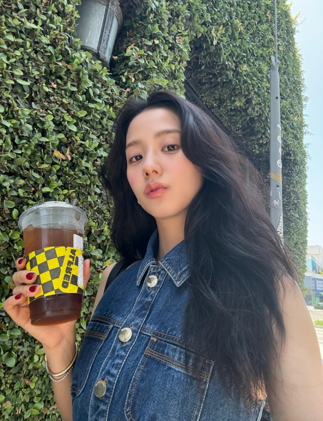 여름날의 청량함과 사랑스러움이 찰떡인 지수님