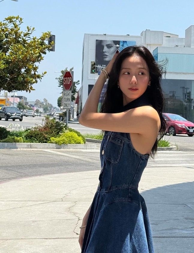 여름날의 청량함과 사랑스러움이 찰떡인 지수님