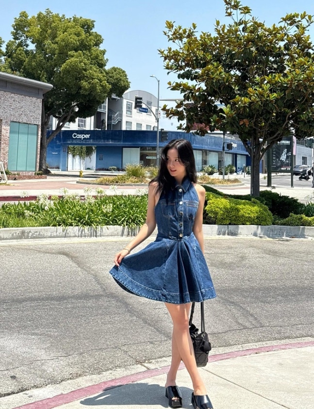 여름날의 청량함과 사랑스러움이 찰떡인 지수님