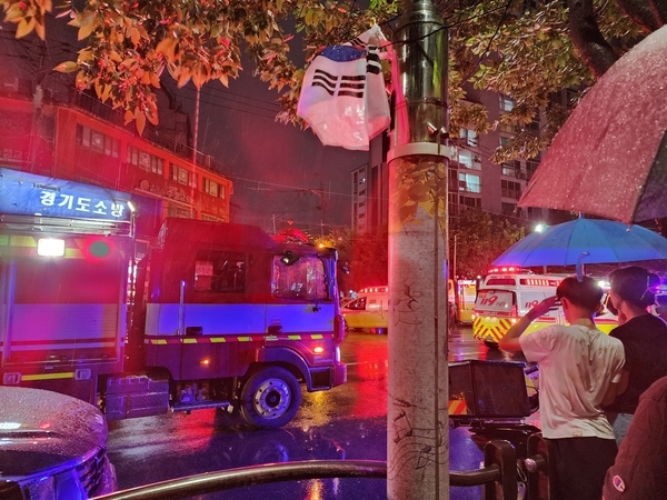 17일 오후 9시 5분께 광명시 소하동의 아파트 주차장에서 큰 불이 나 소방차가 출동하고 있다. [사진 = 경기도소방재난본부]