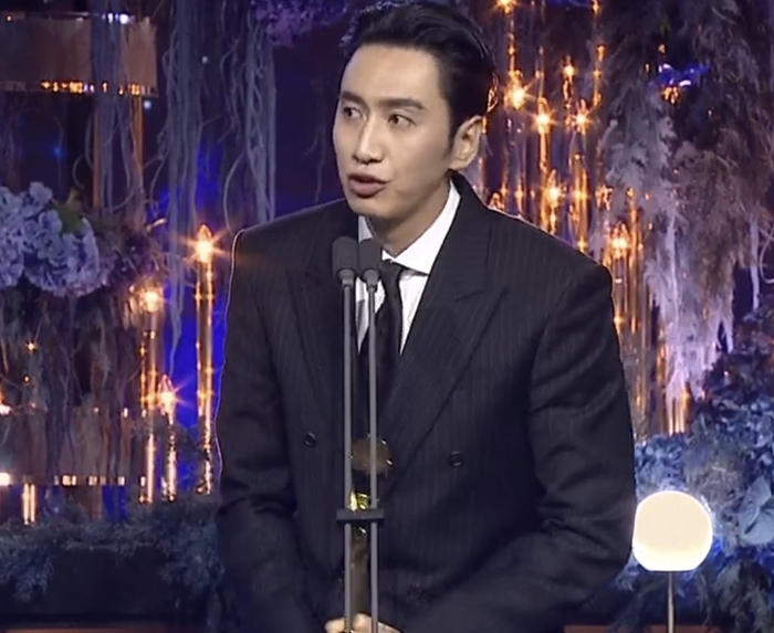 “<b>도경수 길몽</b> 덕분” <b>이광수</b>, ‘학씨’ 최대훈 꺾고 男조연상[청룡시리...