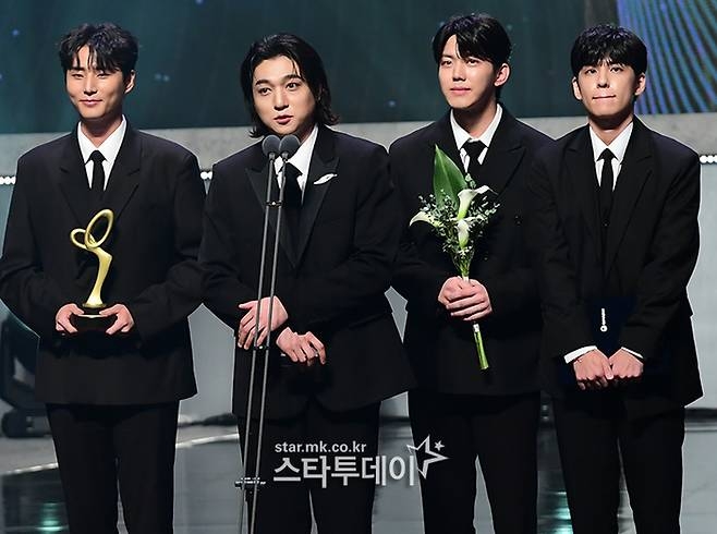 <b>데이식스</b> 측, <b>팬미팅</b> 본인 확인 절차 논란에 사과…“티켓 <b>환불</b> 보상 약...