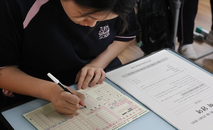 시험 치는 학생의 모습. 이 기사와 직접적 연관 없음. [사진 출처 = 연합뉴스]