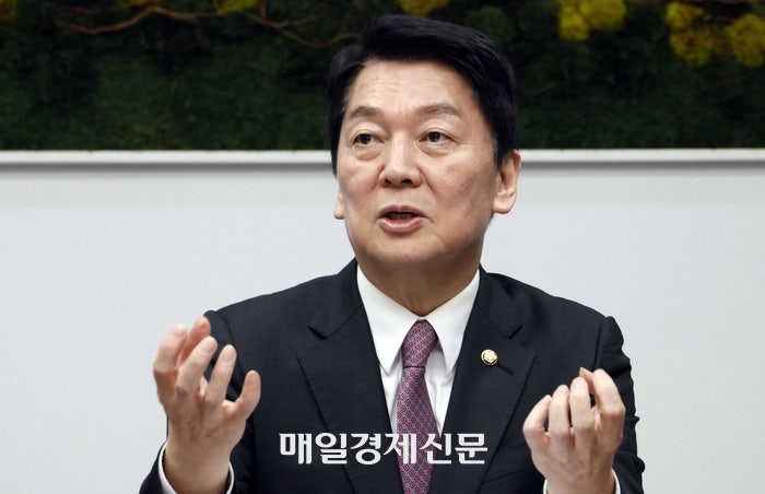 ‘<b>대통령실</b> 출입기자 강제포함’ 논란 정면<b>비판</b>한 <b>안철수</b>