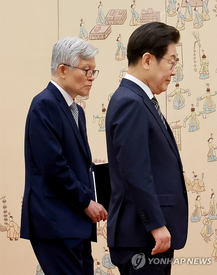 최동석 인사혁신처장이 23일 서울 용산 대통령실 청사에서 열린 신임 국무위원, 지방시대위원장 임명장 및 위촉장 수여식에서 이재명 대통령의 임명장 수여를 돕고 있다. 연합뉴스