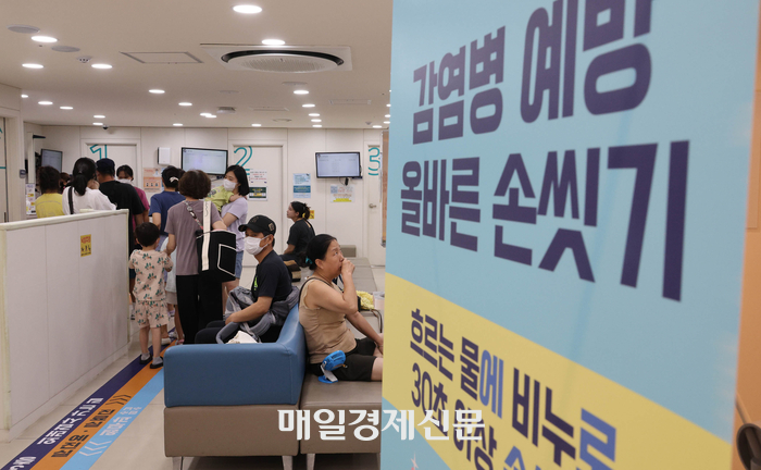 지난해 8월 전국적으로 코로나19 확진자가 늘면서 서울의 한 병원이 환자들로 북적이는 모습. 사진=이충우 기자