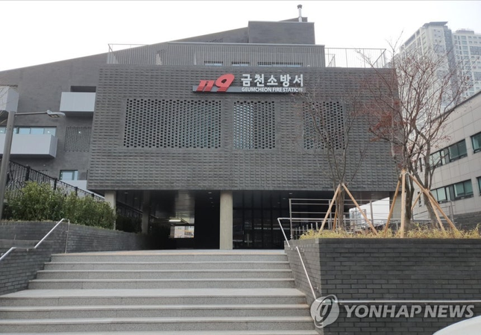 또 <b>맨홀 질식사고</b>…<b>폭염</b> 속 서울 금천구서 남성 2명 사망·의식불명