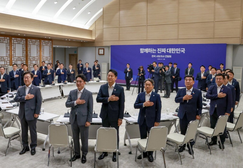 광역단체장 상견례한 李 "균형발전은 국가 생존전략"