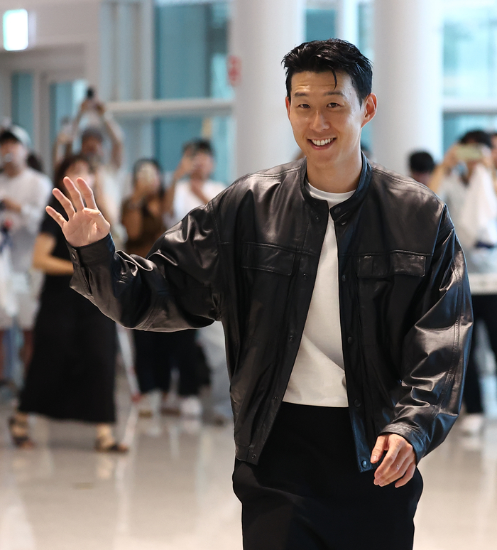 <b>LA FC</b> 입단 임박…<b>손흥민</b>, 韓팬들 환대 받으며 미국으로 출국