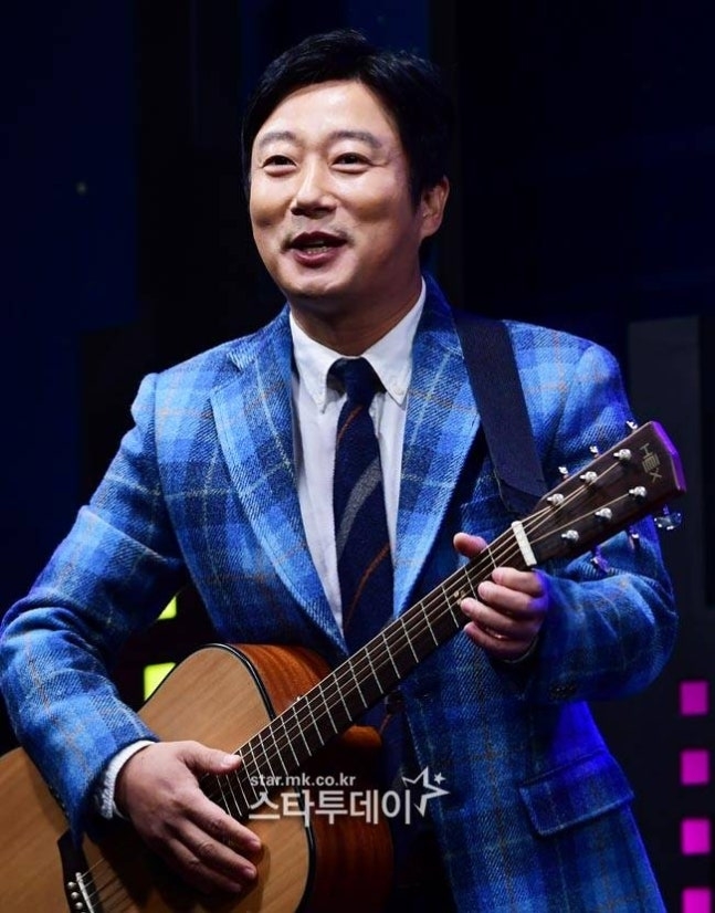 ‘<b>부친상</b>’ <b>이수근</b>, <b>조문</b> 받는다…소속사 “유가족과 상의 끝 결정”