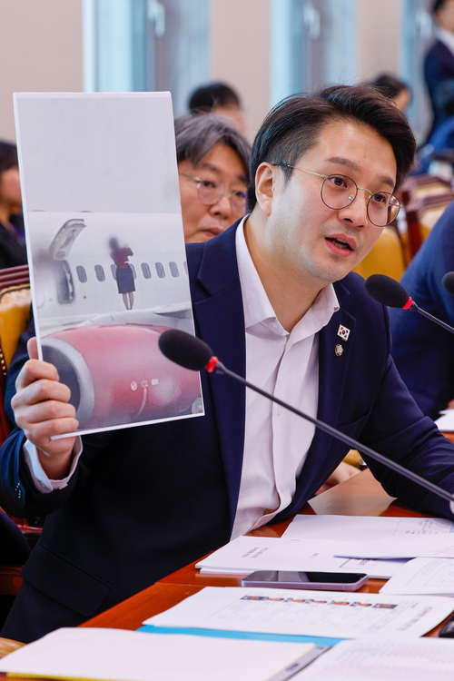 전용기 더불어민주당 의원이 18일 서울 여의도 국회에서 열린 국토교통위원회 제422회국회(임시회) 제1차 전체회의에서 이스타항공 승무원들이 청주공항에서 비상구를 열고 비행기 날개 위에서 사진을 찍은 것과 관련 국토