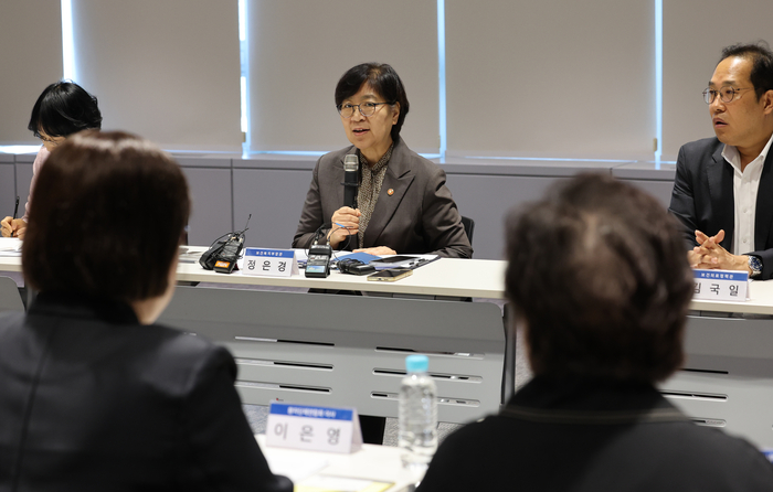 정은경 보건복지부 장관이 7일 서울 강남구 삼성생명 일원역빌딩에서 열린 ‘환자·소비자단체 현장 간담회’에서 참석자들과 인사말을 하고 있다. [사진 출처 = 연합뉴스]