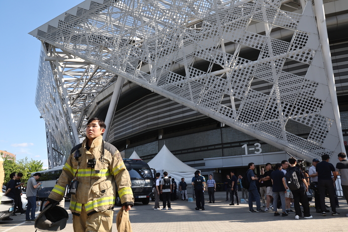 10일 폭발물 설치 신고가 접수된 서울 올림픽공원 KSPO돔(올림픽체조경기장)이 통제돼 있다. [연합뉴스]