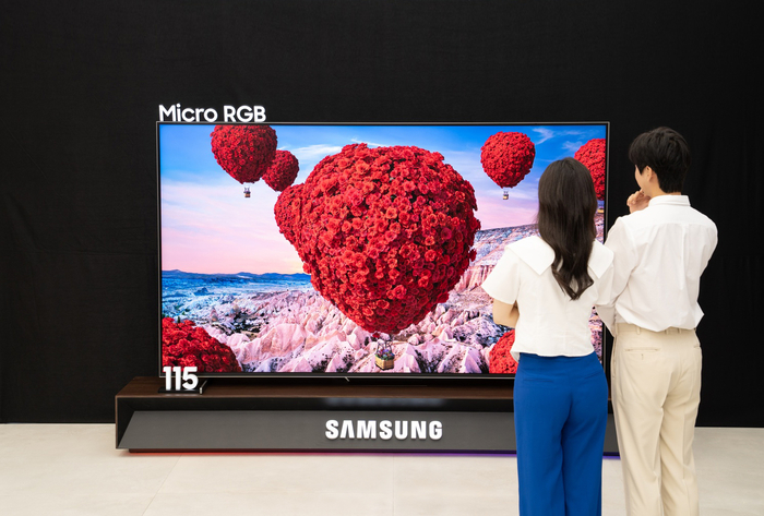 삼성전자가 12일 차세대 디스플레이 기술을 집약한 ‘마이크로 RGB TV’를 세계 최초로 출시했다.115형 대형 스크린에 마이크로 사이즈 RGB(빨강, 초록, 파랑) LED를 초미세 단위로 배열한 RGB 컬러 백라