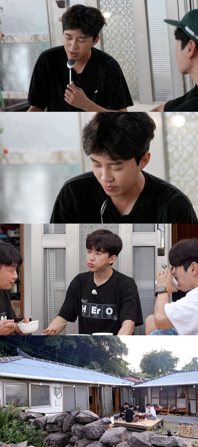 “기억해, 이 온도”…<b>임영웅</b>, <b>숟가락</b> 마이크로 ‘즉흥 라이브’(‘섬총...