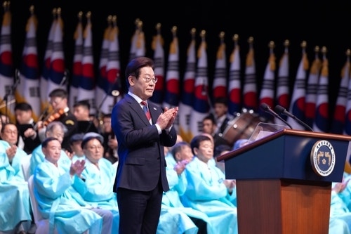 “오직 <b>국민</b>만 믿고 직진하겠다”…이재명 대통령, 취임 72일 만의 <b>국민</b>...