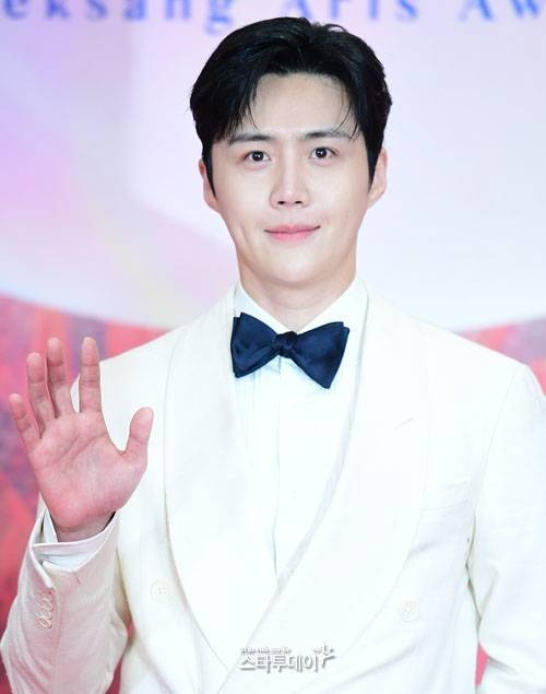 <b>김선호</b> 측 “<b>딥페이크</b>·<b>사칭</b> 금전 요구, 강력 대응” [전문]