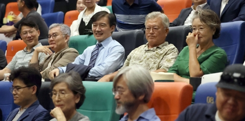 문재인 전 대통령 내외와 조국 조국혁신당 혁신정책연구위원장 등이 24일 오후 경남 양산시 물금읍 메가박스 양산증산점에서 영화 ‘다시 만날, 조국’ 관람을 앞두고 객석에 앉아 있다. 왼쪽 두 번째부터 최강욱 더불어민