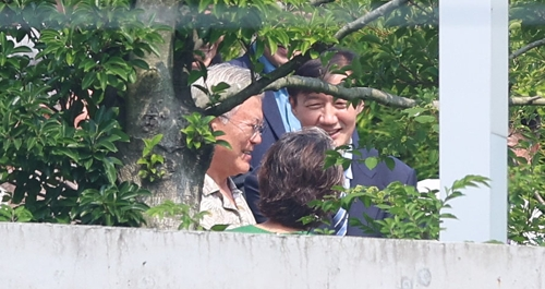 문재인 전 대통령, 김정숙 여사와 조국 조국혁신당 혁신정책연구원장이 24일 오후 경남 양산시 하북면 평산마을 문 전 대통령 사저에서 기념 촬영 후 인사하고 있다. [연합뉴스]