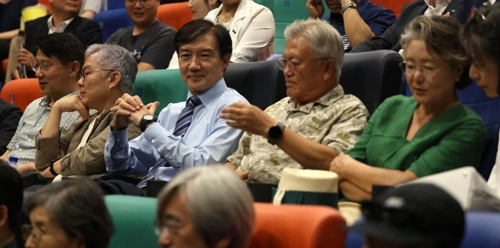 문재인 전 대통령 내외와 조국 조국혁신당 혁신정책연구원장 등이 24일 오후 경남 양산시 물금읍 메가박스 양산증산점에서 영화 ‘다시 만날, 조국’ 관람을 앞두고 객석에 앉아 있다. 왼쪽 두 번째부터 최강욱 더불어민주