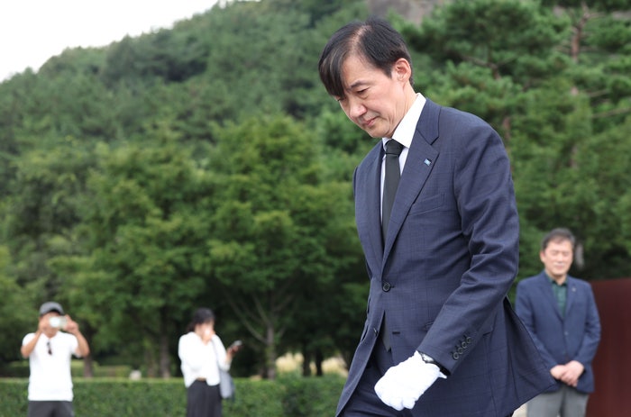 <b>노무현 묘역 참배</b>한 <b>조국</b>…“호남 일정, 지방선거용 아냐” 일축